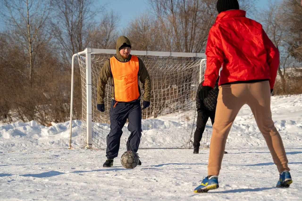 Футбол не боится мороза!. В Биробиджане прошёл настоящий зимний праздник спорта — открытый турнир по мини-футболу на свежем воздухе! 14 команд, адреналин на максимуме и… минус за окном Футбол не боится мороза!. В Биробиджане прошёл настоящий зимний праздник спорта — открытый турнир по мини-футболу на свежем воздухе! 14 команд, адреналин на максимуме и… минус за окном
