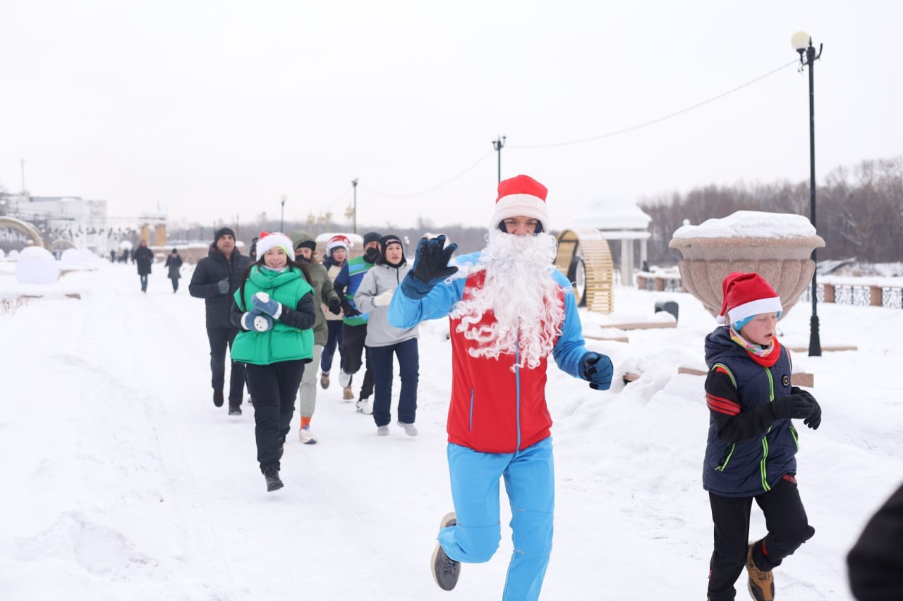 Новогодний забег устроили любители здорового образа жизни в Биробиджане Новогодний забег устроили любители здорового образа жизни в Биробиджане