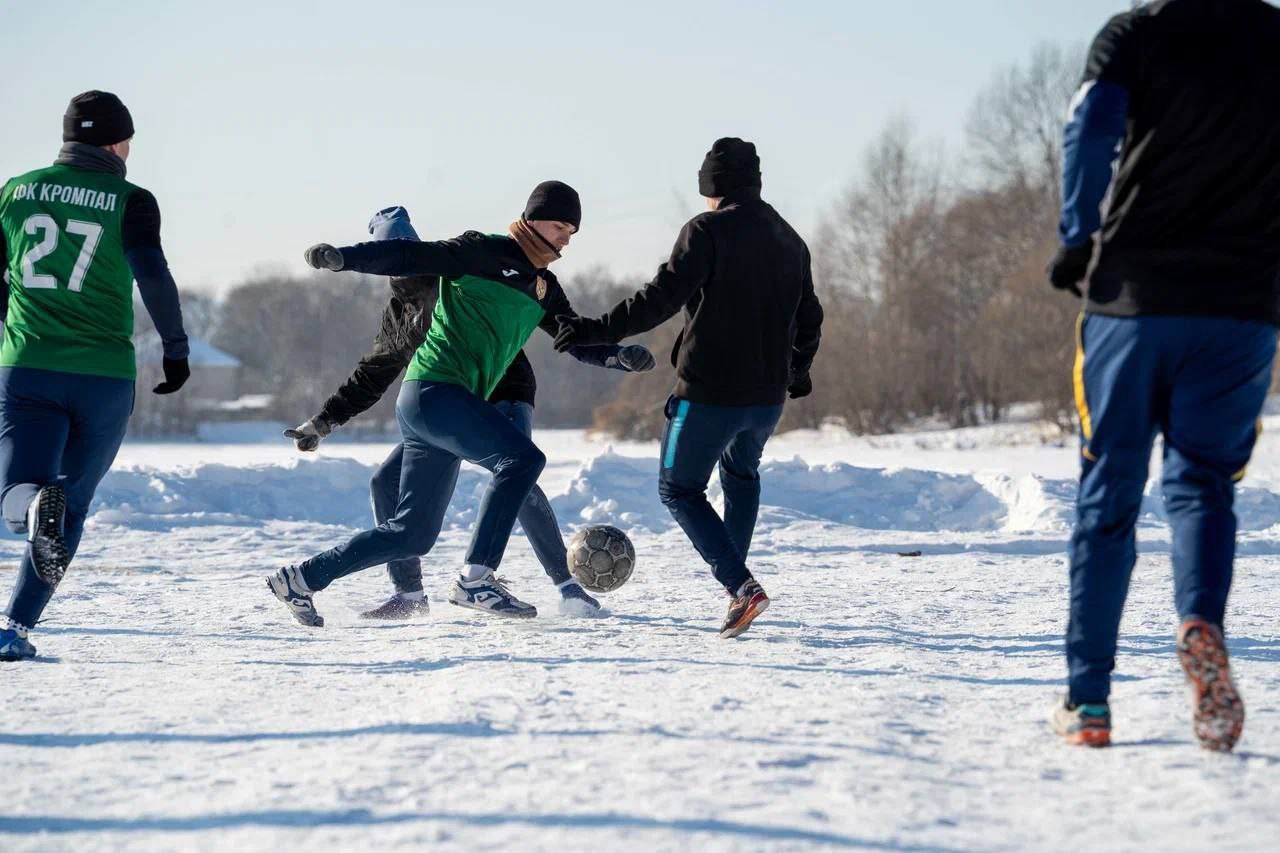 Футбол не боится мороза!. В Биробиджане прошёл настоящий зимний праздник спорта — открытый турнир по мини-футболу на свежем воздухе! 14 команд, адреналин на максимуме и… минус за окном Футбол не боится мороза!. В Биробиджане прошёл настоящий зимний праздник спорта — открытый турнир по мини-футболу на свежем воздухе! 14 команд, адреналин на максимуме и… минус за окном