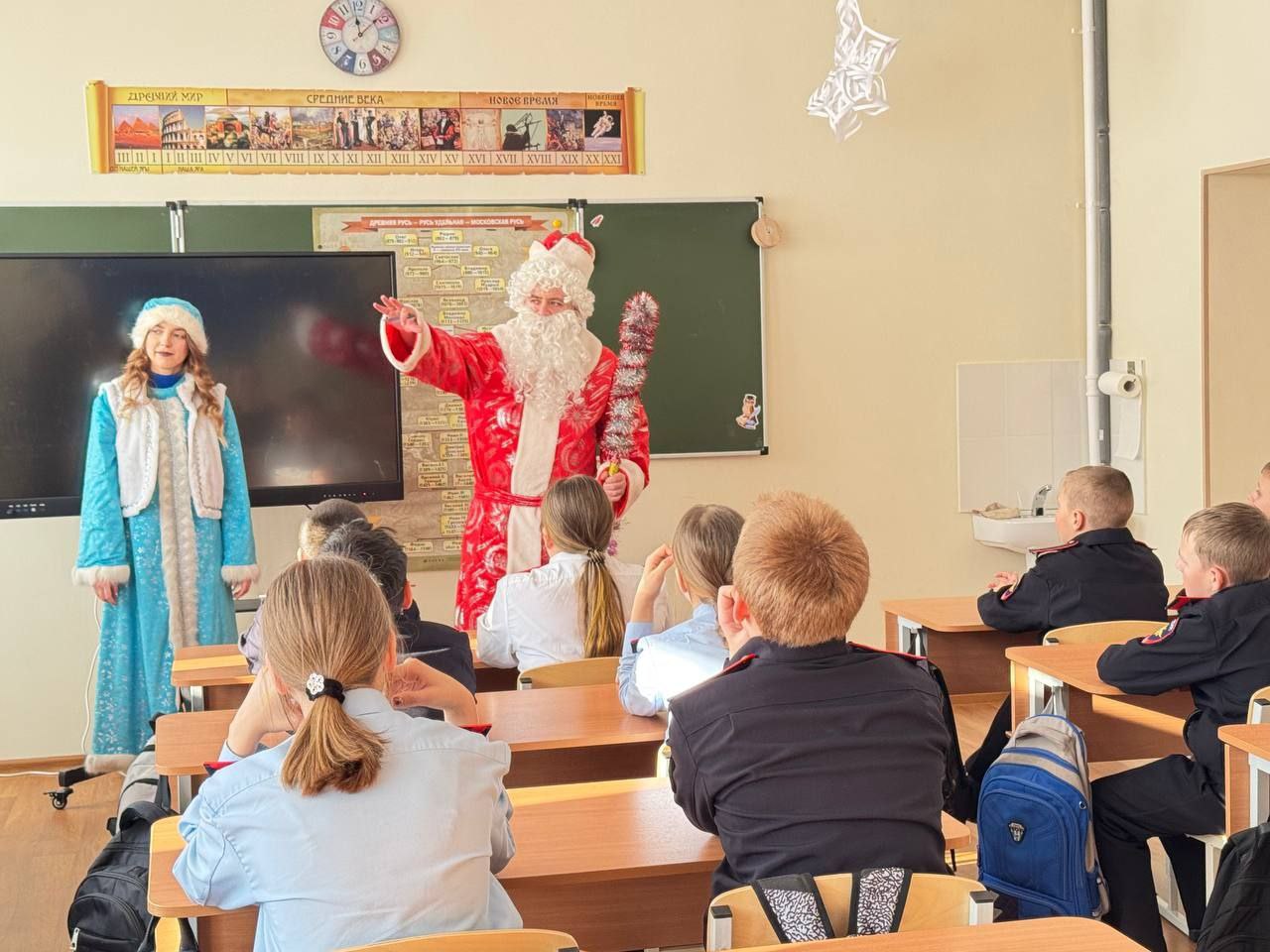 Полицейский Дед Мороз и Снегурочка привезли в районы подарки, правовые игры и советы по безопасности Полицейский Дед Мороз и Снегурочка привезли в районы подарки, правовые игры и советы по безопасности