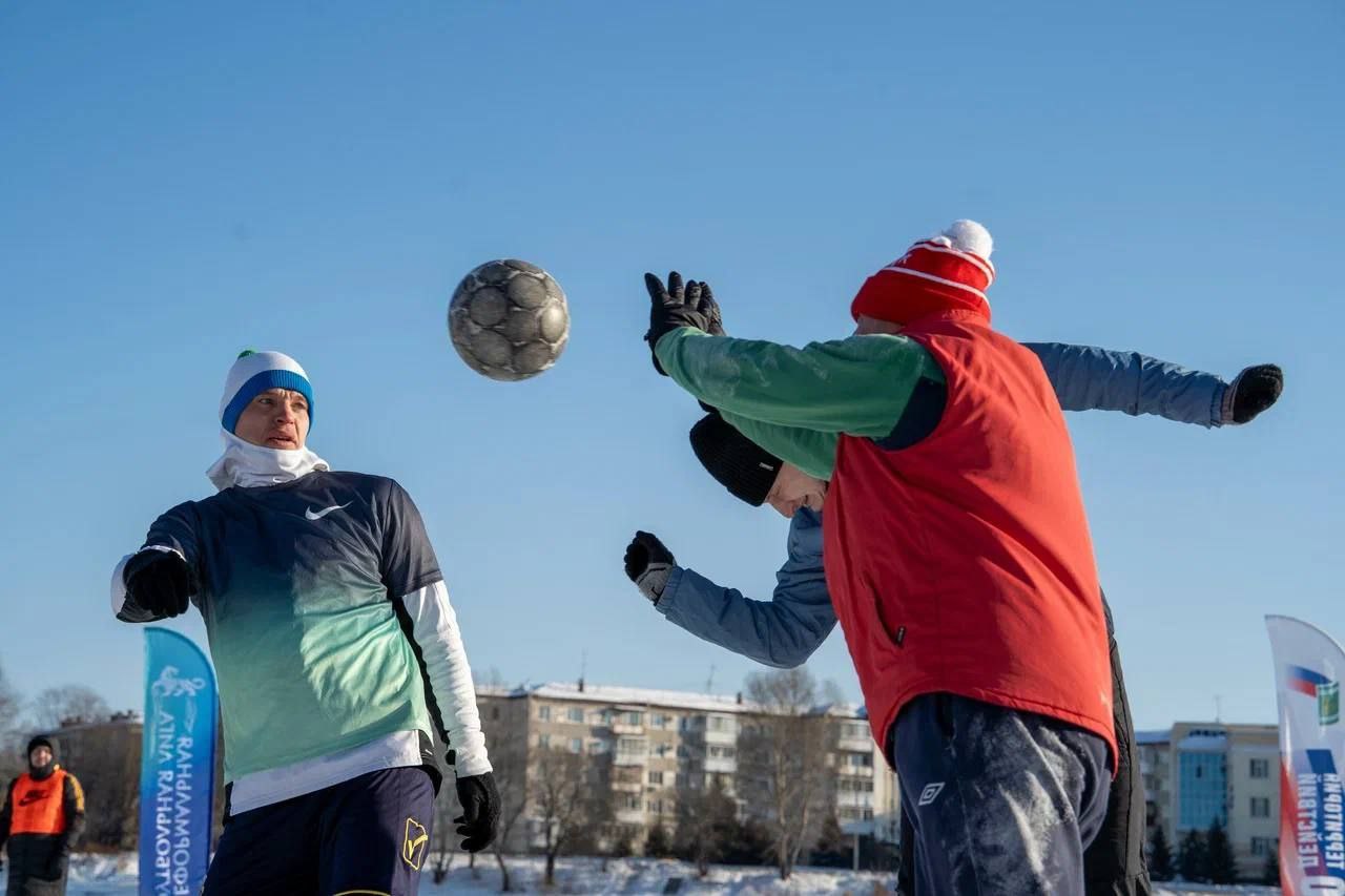 Футбол не боится мороза!. В Биробиджане прошёл настоящий зимний праздник спорта — открытый турнир по мини-футболу на свежем воздухе! 14 команд, адреналин на максимуме и… минус за окном Футбол не боится мороза!. В Биробиджане прошёл настоящий зимний праздник спорта — открытый турнир по мини-футболу на свежем воздухе! 14 команд, адреналин на максимуме и… минус за окном