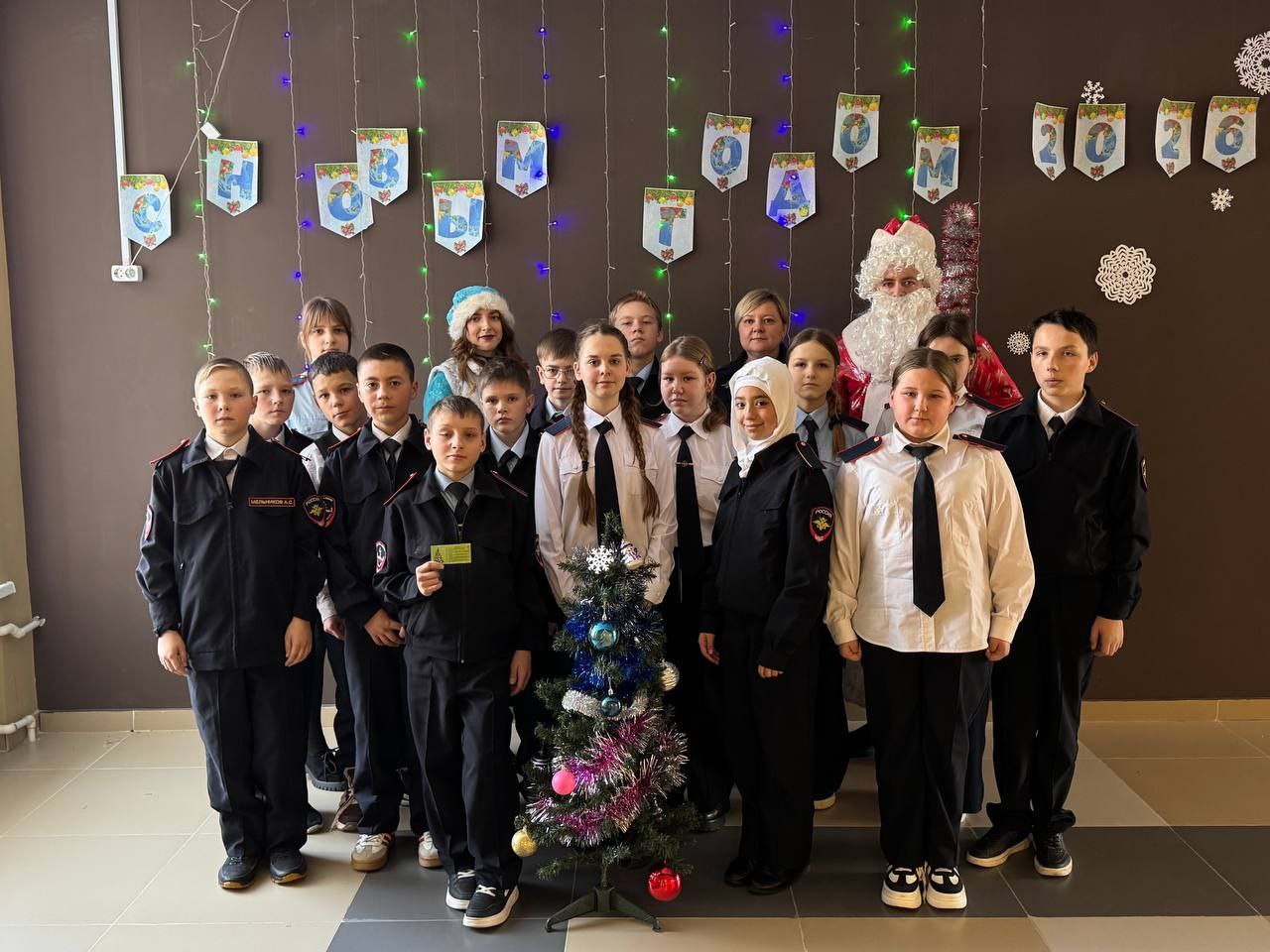 Полицейский Дед Мороз и Снегурочка привезли в районы подарки, правовые игры и советы по безопасности