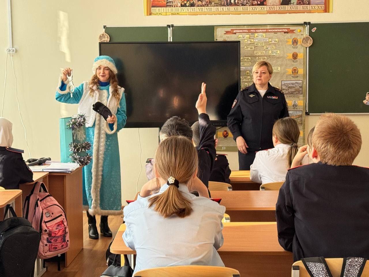 Полицейский Дед Мороз и Снегурочка привезли в районы подарки, правовые игры и советы по безопасности Полицейский Дед Мороз и Снегурочка привезли в районы подарки, правовые игры и советы по безопасности