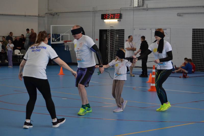 Участковые уполномоченные и жители области приняли участие в эстафете «Семейный патруль» Участковые уполномоченные и жители области приняли участие в эстафете «Семейный патруль»