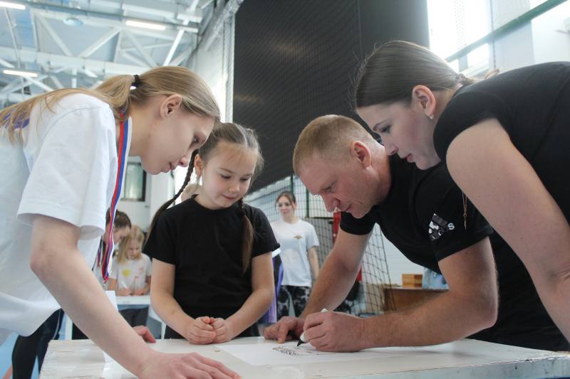 Участковые уполномоченные и жители области приняли участие в эстафете «Семейный патруль» Участковые уполномоченные и жители области приняли участие в эстафете «Семейный патруль»