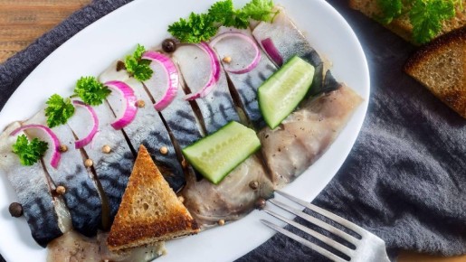 Дешево и просто: приготовьте вкуснейшую скумбрию пряного посола всего за 15 минут