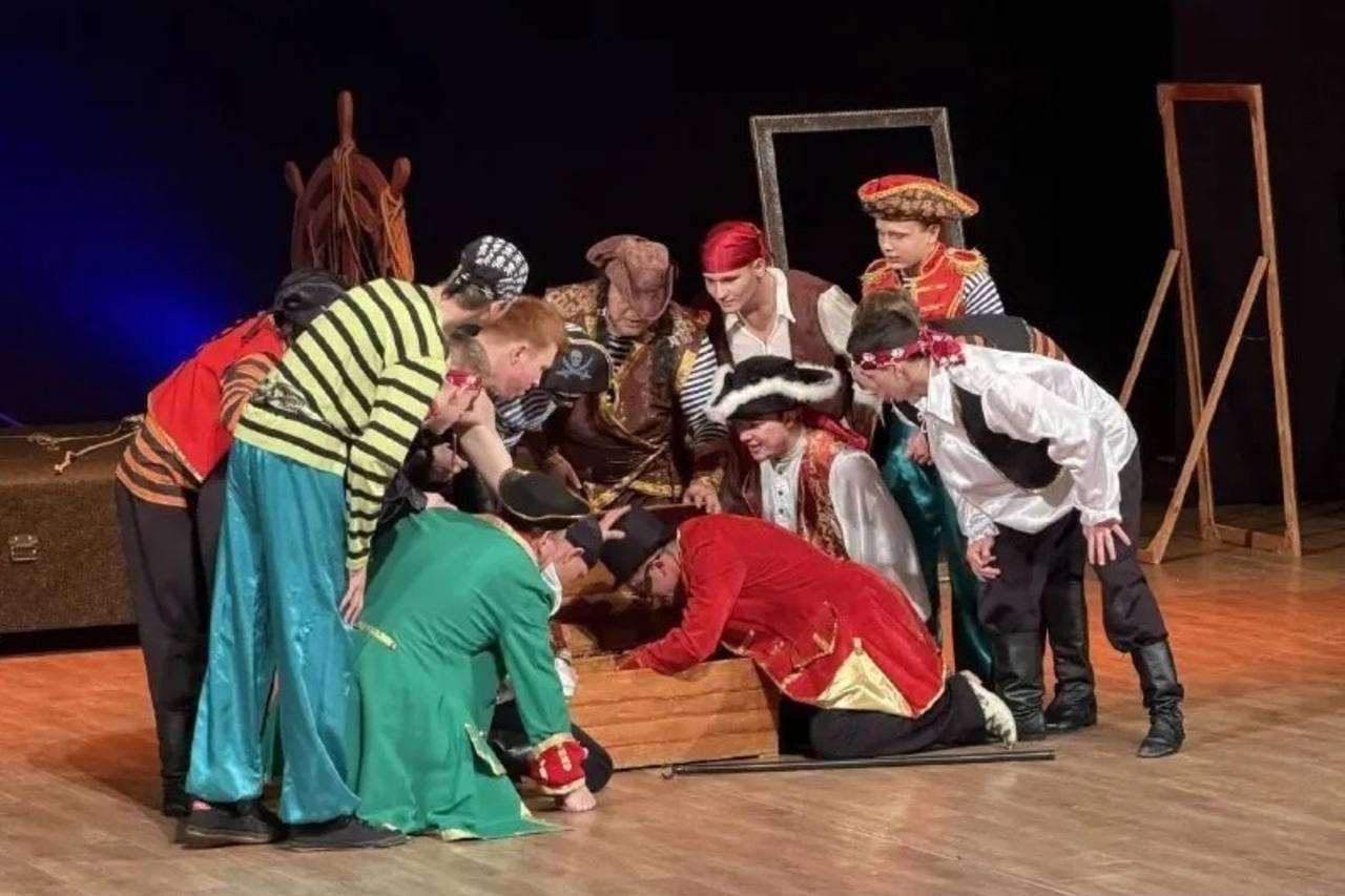 В БИРОБИДЖАНСКОЙ ОБЛАСТНОЙ ФИЛАРМОНИИ ПРОШЁЛ МУЗЫКАЛЬНЫЙ СПЕКТАКЛЬ «ОСТРОВ СОКРОВИЩ» (6+)