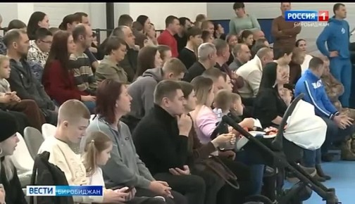 В Биробиджане участковые вместе с семьями состязались в спортивной эстафете