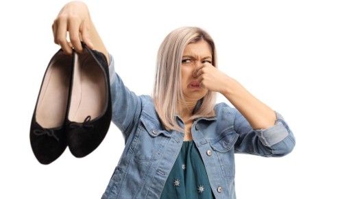 Есть простой способ: от неприятного запаха в обуви поможет это копеечное средство