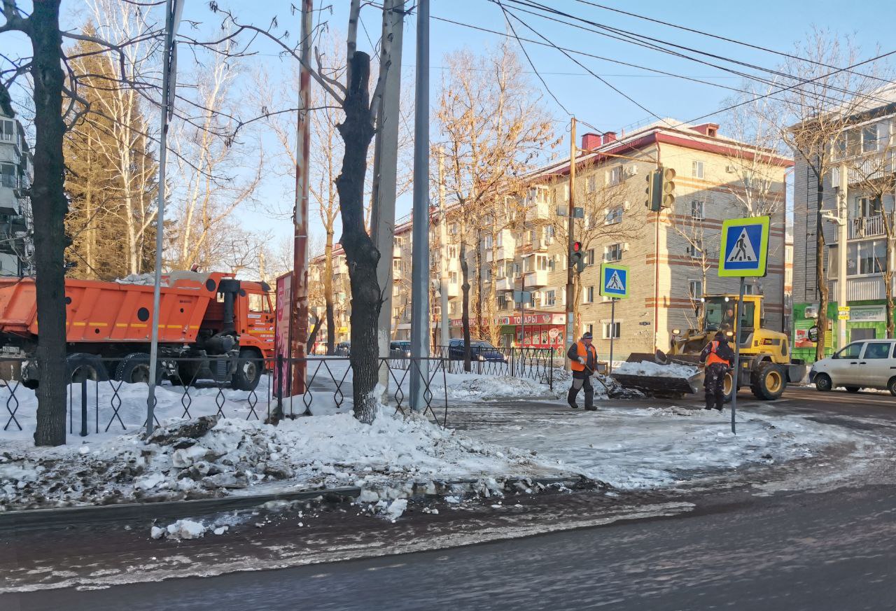Коммунальные службы Биробиджана продолжают комплексную уборку улиц Коммунальные службы Биробиджана продолжают комплексную уборку улиц