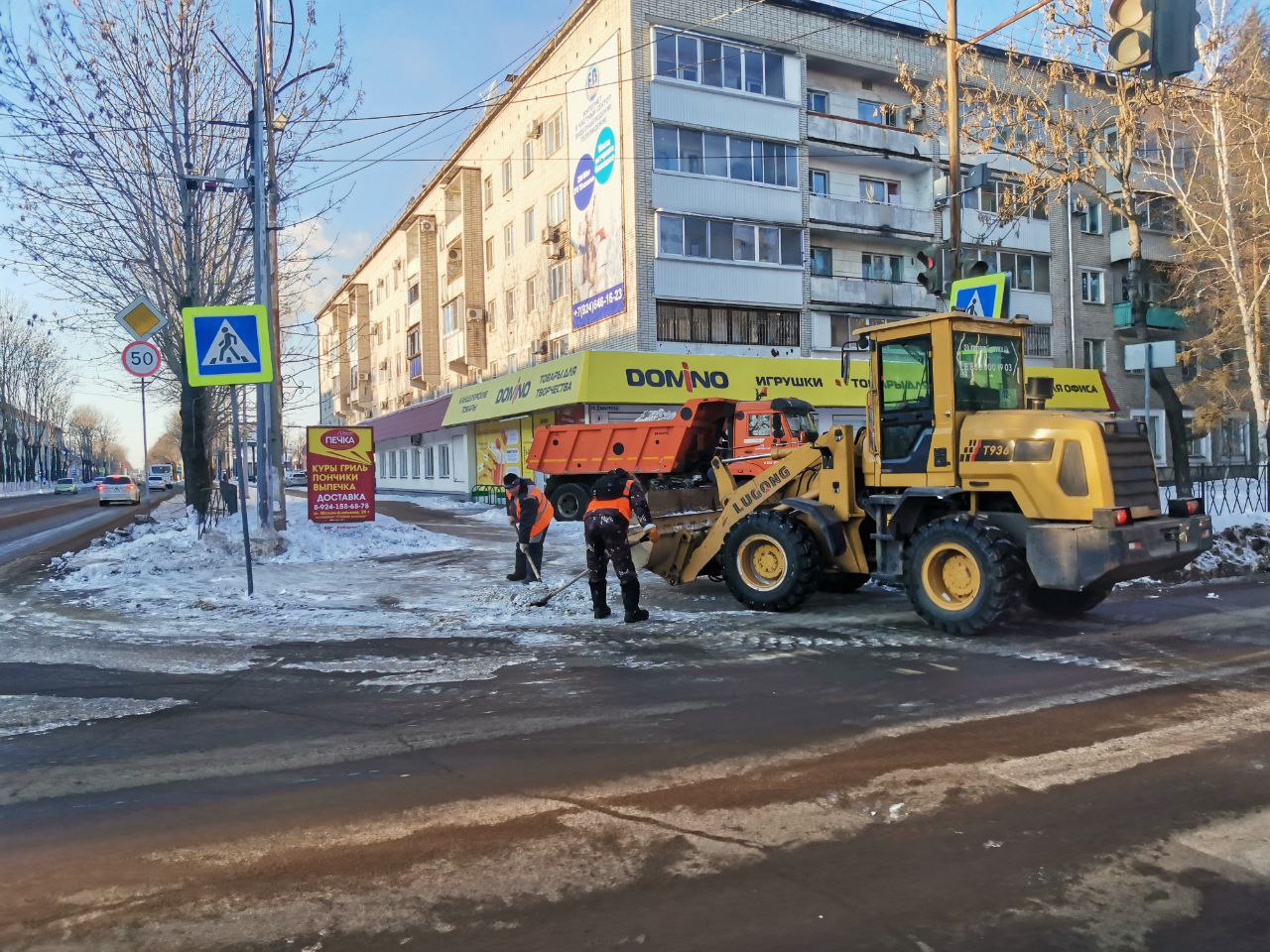 Коммунальные службы Биробиджана продолжают комплексную уборку улиц Коммунальные службы Биробиджана продолжают комплексную уборку улиц