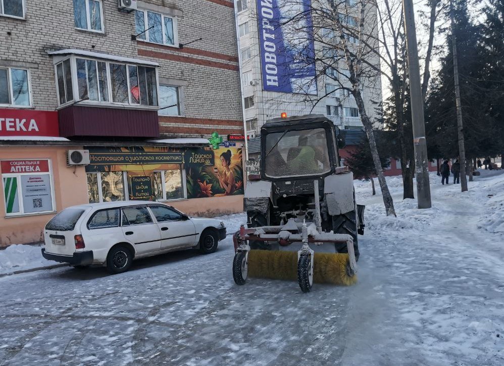 Коммунальные службы Биробиджана продолжают комплексную уборку улиц Коммунальные службы Биробиджана продолжают комплексную уборку улиц