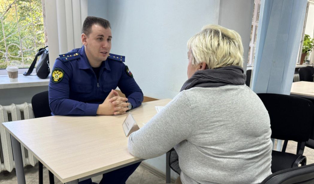 Прокурор встал на защиту трудовых прав незаконно уволенного работника и в судебном порядке потребовал восстановить его на работе