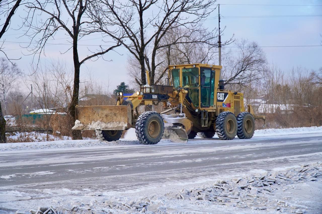 Уборка дорог и тротуаров от снега и наледи идет в Биробиджане