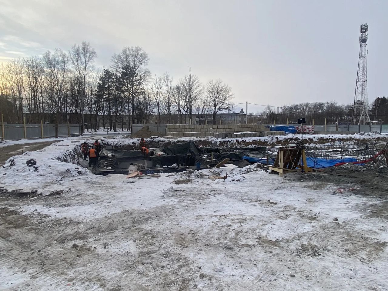 Устройство фундамента дома для переселенцев завершают в ЕАО Устройство фундамента дома для переселенцев завершают в ЕАО