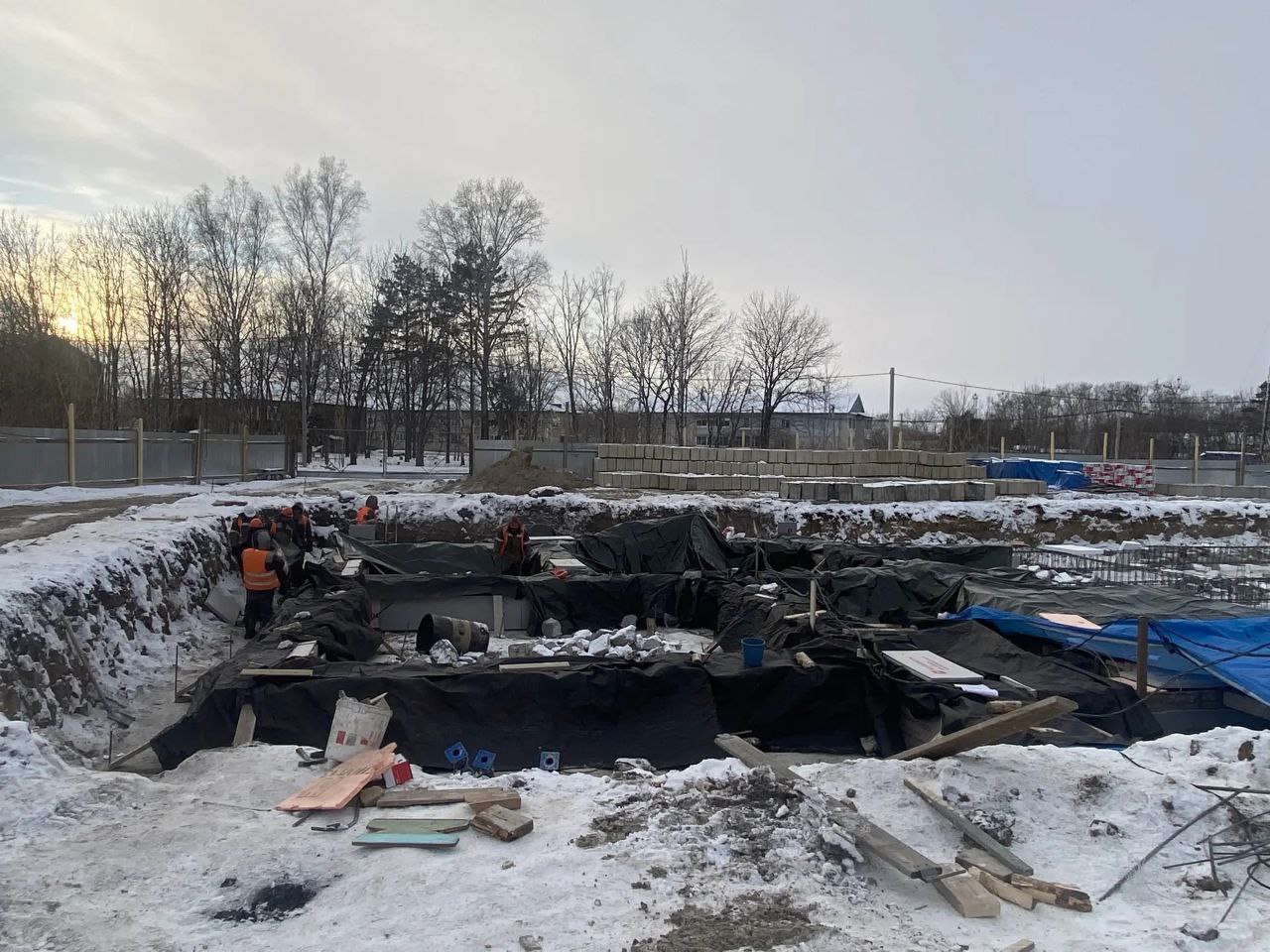 Устройство фундамента дома для переселенцев завершают в ЕАО