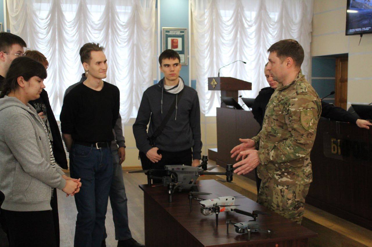 Акция «Студенческий десант» продолжает знакомить ребят из ЕАО с деятельностью полиции Акция «Студенческий десант» продолжает знакомить ребят из ЕАО с деятельностью полиции