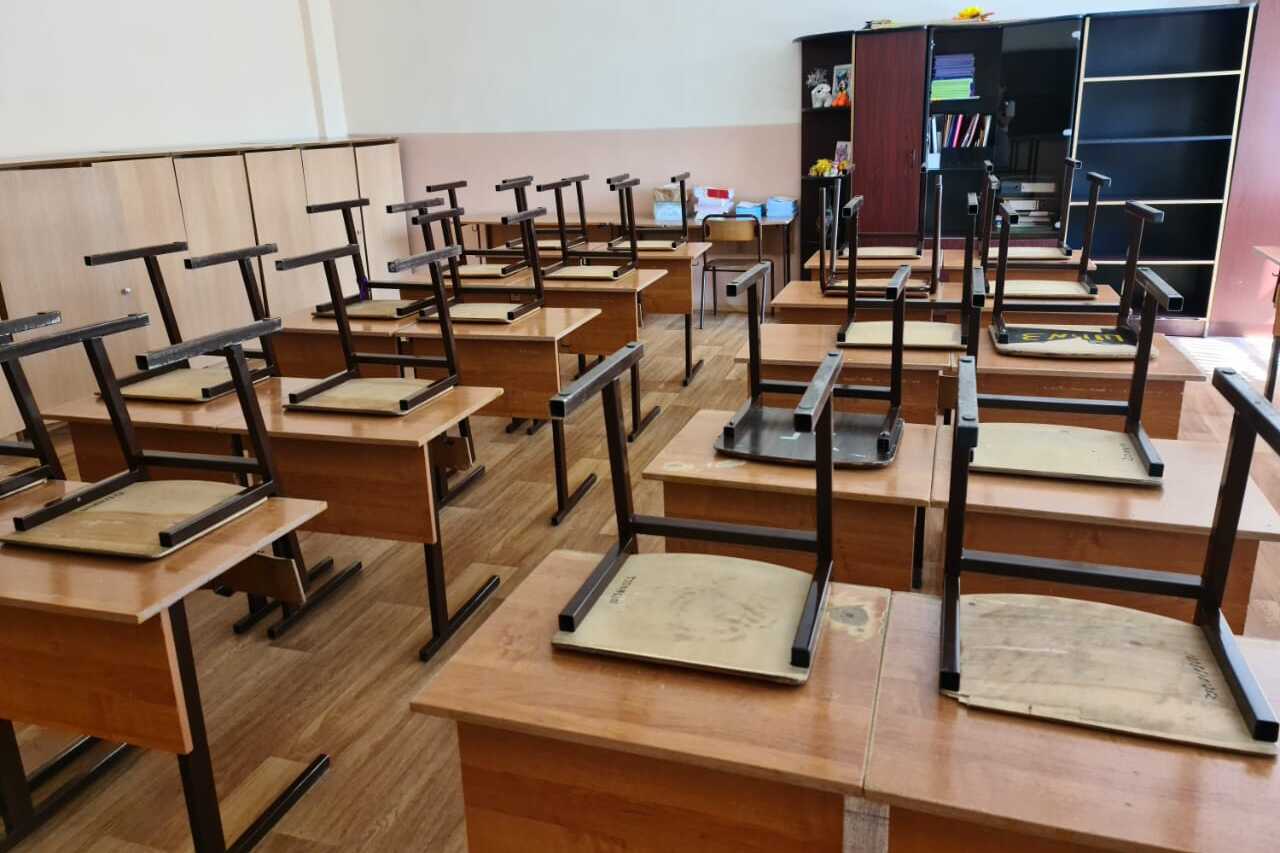 На карантин закрывают несколько классов в школе Биробиджана