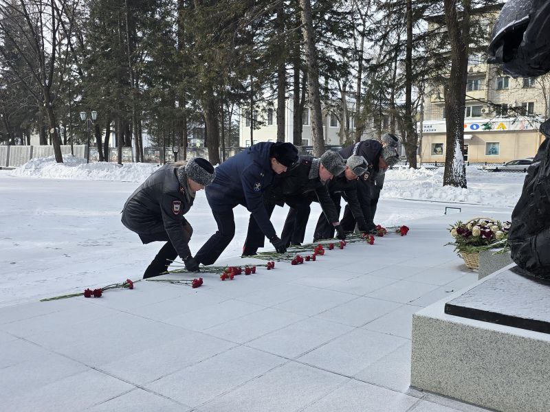 В рамках заседания коллегии руководство УМВД России по Еврейской автономной области возложило цветы к памятнику «Матерям Победителей» В рамках заседания коллегии руководство УМВД России по Еврейской автономной области возложило цветы к памятнику «Матерям Победителей»