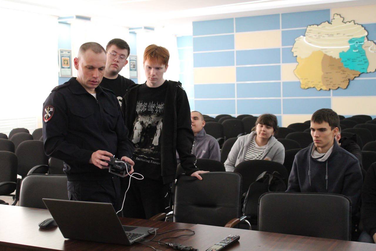 Акция «Студенческий десант» продолжает знакомить ребят из ЕАО с деятельностью полиции Акция «Студенческий десант» продолжает знакомить ребят из ЕАО с деятельностью полиции