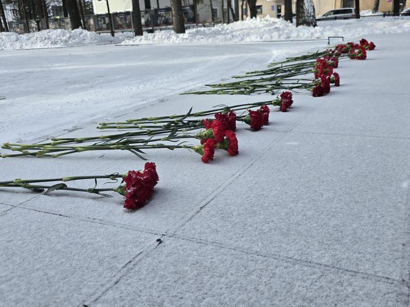 В рамках заседания коллегии руководство УМВД России по Еврейской автономной области возложило цветы к памятнику «Матерям Победителей» В рамках заседания коллегии руководство УМВД России по Еврейской автономной области возложило цветы к памятнику «Матерям Победителей»