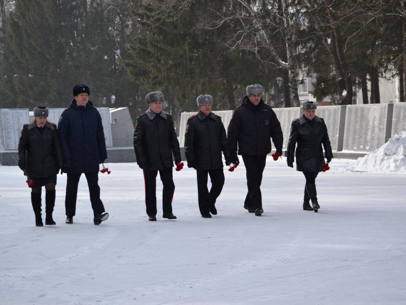 В рамках заседания коллегии руководство УМВД России по Еврейской автономной области возложило цветы к памятнику «Матерям Победителей» В рамках заседания коллегии руководство УМВД России по Еврейской автономной области возложило цветы к памятнику «Матерям Победителей»