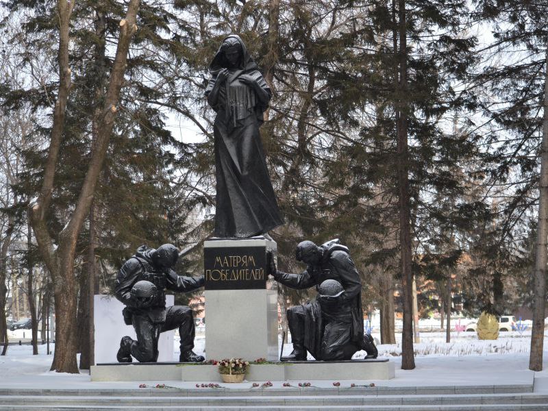 В рамках заседания коллегии руководство УМВД России по Еврейской автономной области возложило цветы к памятнику «Матерям Победителей»