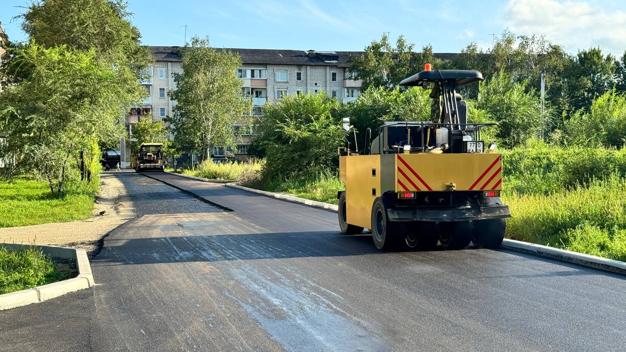За три года новый асфальт получили междворовые проезды в микрорайонах Биробиджана За три года новый асфальт получили междворовые проезды в микрорайонах Биробиджана