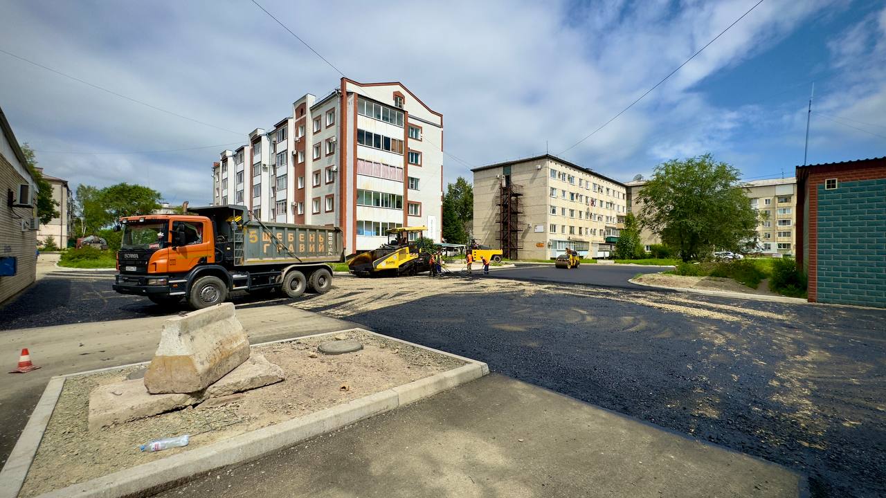 За три года новый асфальт получили междворовые проезды в микрорайонах Биробиджана За три года новый асфальт получили междворовые проезды в микрорайонах Биробиджана