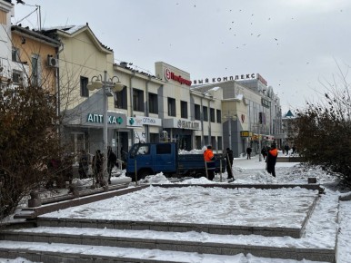 Сегодня ведутся работы по очистке заездов и прибордюрной зоны от снежного наката по ул. 40 лет Победы, двигаясь со стороны ул. Набережной в направлении к ул. Пионерской