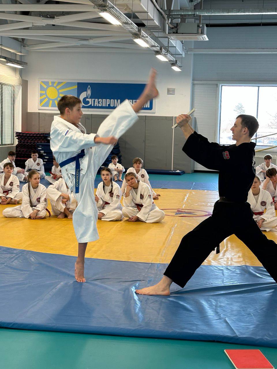 Аттестация на красные и чёрные пояса по тхэквондо ГТФ прошла в Биробиджане Аттестация на красные и чёрные пояса по тхэквондо ГТФ прошла в Биробиджане
