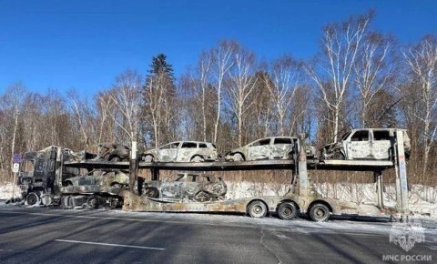 В ЕАО сгорел автовоз с дорогими иномарками