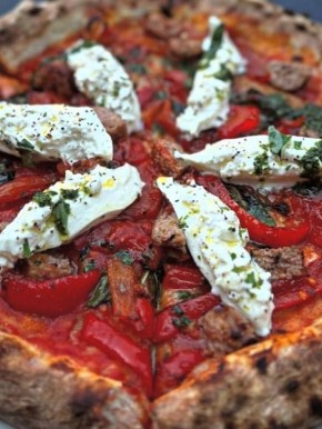 Появились две новости от Loona: новая демократичная пицца и локальный ресторан в Ереване