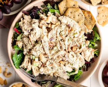 Спокойный куриный салат с медово-горчичной заправкой и кешью за 10 минут