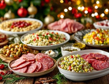 Оливье становится более выразительным благодаря шампиньонам и хрустящему акценту