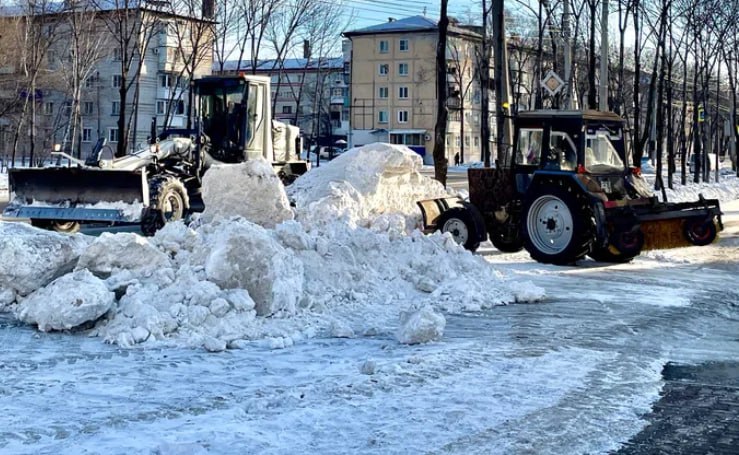 Дорожные службы продолжают плановую уборку городских улиц от снега и наледи Дорожные службы продолжают плановую уборку городских улиц от снега и наледи