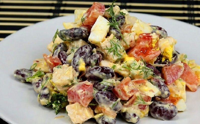 Простой салат с курицей и фасолью: ваше спасение для новогоднего стола