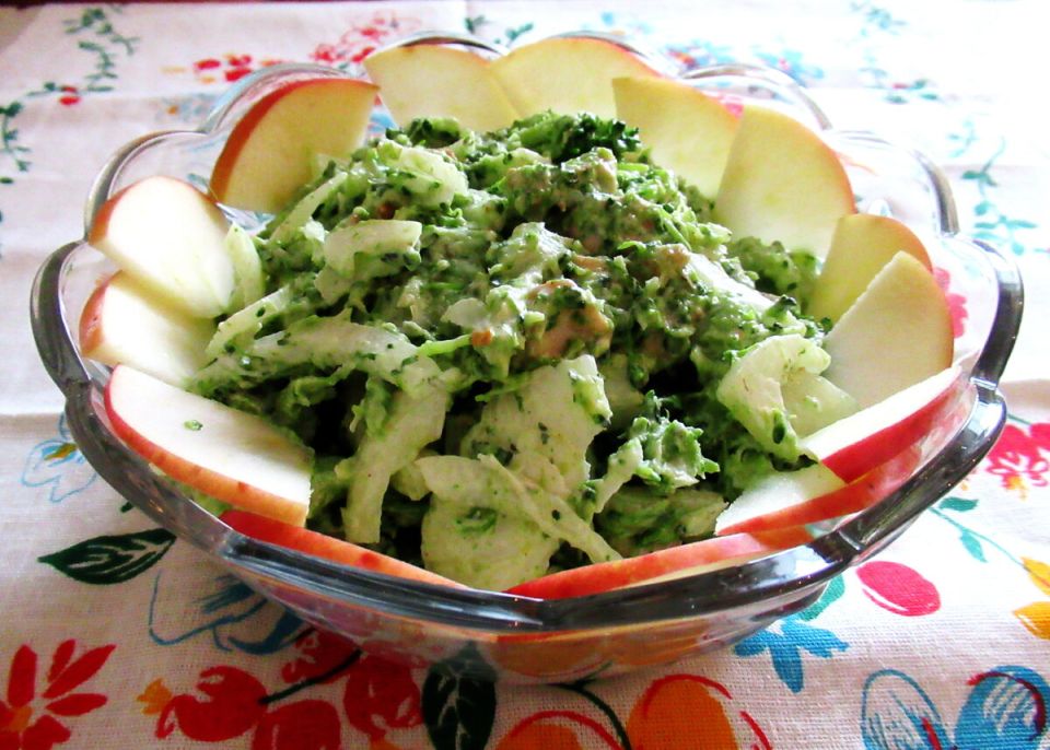 Легкий и вкусный салат из курицы и брокколи для летних ужинов