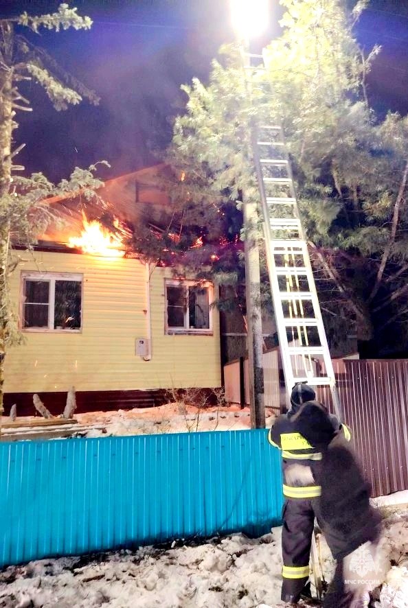 Оперативная работа огнеборцев спасла квартиры Оперативная работа огнеборцев спасла квартиры