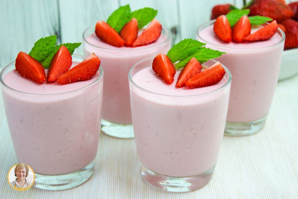 Нежный творожный десерт с клубникой