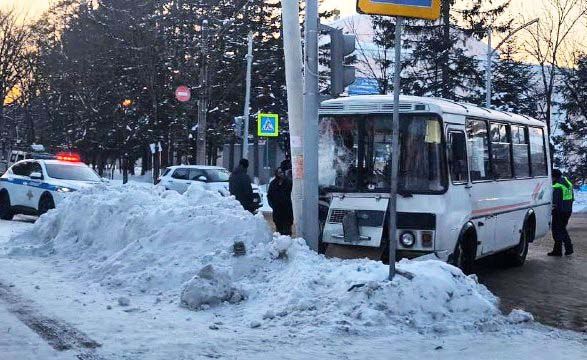 Наледь на дороге стала одной из причин ДТП с автобусом в центре Биробиджана