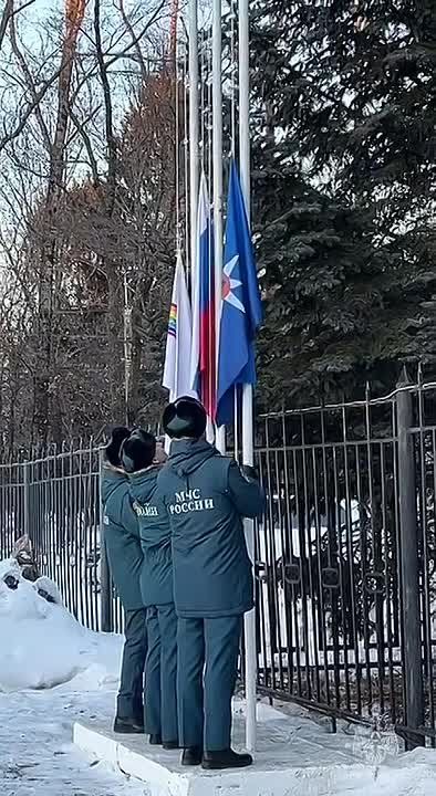 Это утро в #МЧСЕАО началось с поднятия флагов под государственный гимн Российской Федерации