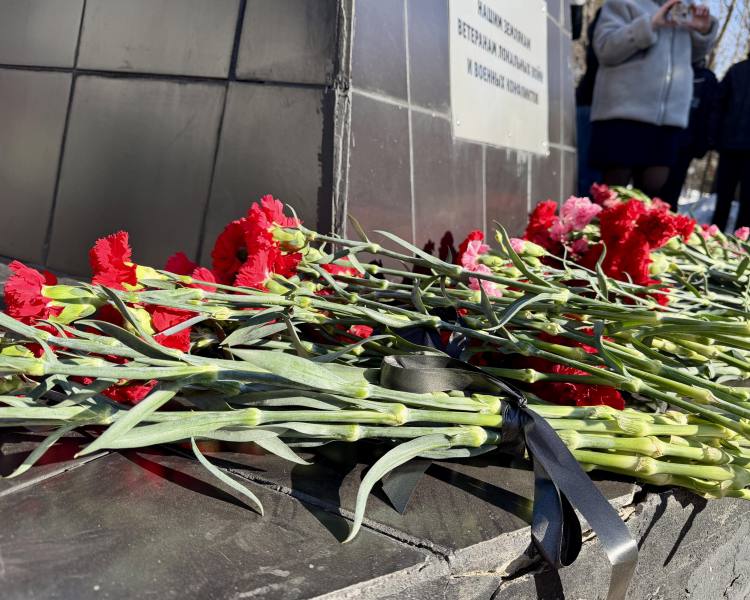 В Биробиджане полицейские, ветераны органов внутренних дел и общественники почтили память воинов-интернационалистов В Биробиджане полицейские, ветераны органов внутренних дел и общественники почтили память воинов-интернационалистов