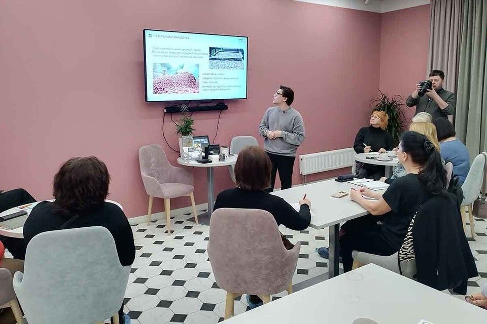 Пенсионеры Москвы учатся искусству кофе на курсах бариста