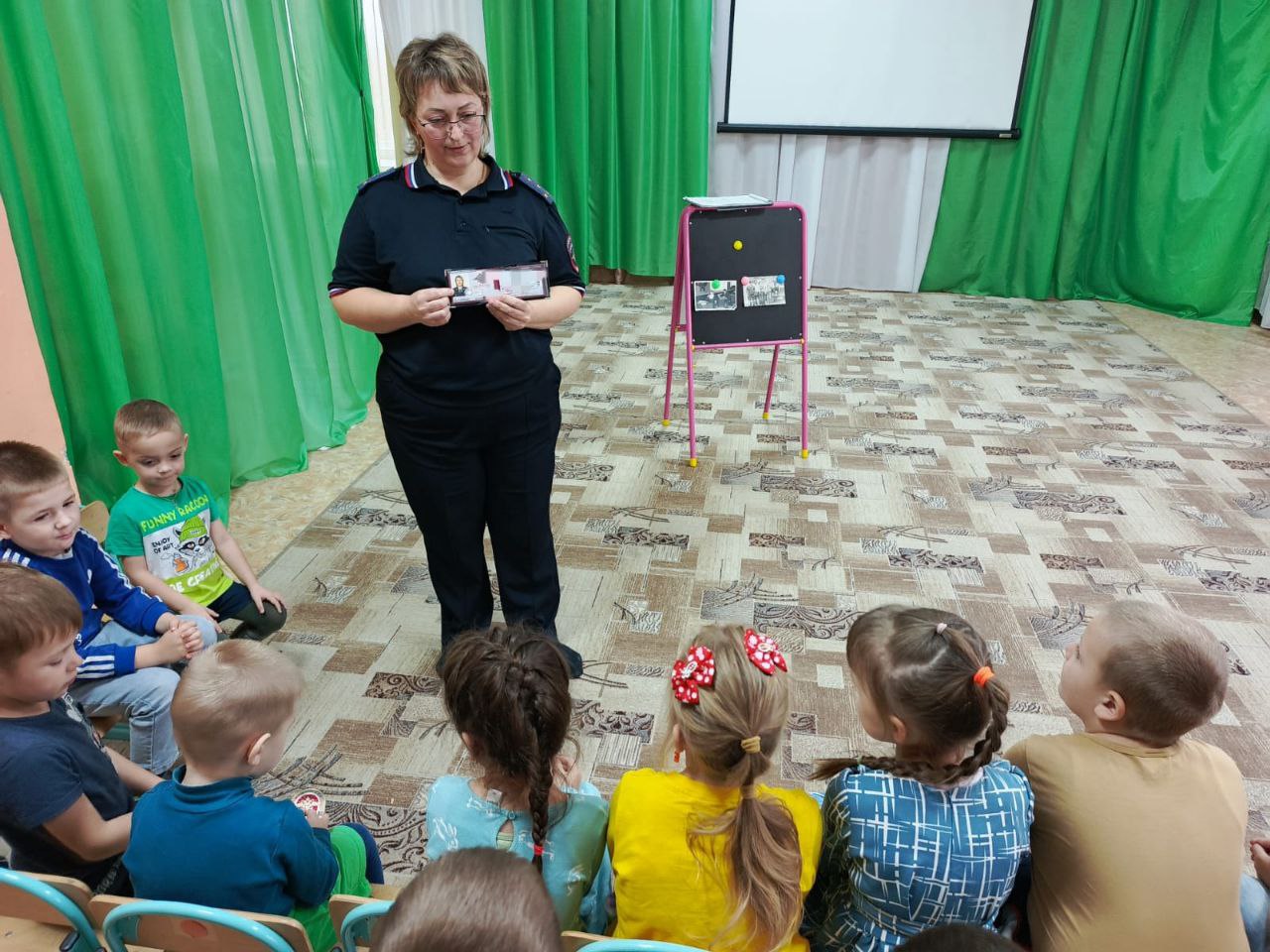 «Наш друг — полицейский»: инспекторы ПДН учат дошколят безопасности в Смидовичском районе