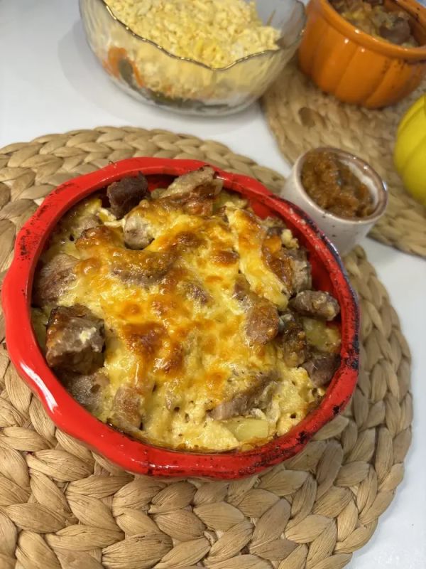 Наслаждайтесь удивительным ужином: свинина в сметане и картошка в молоке