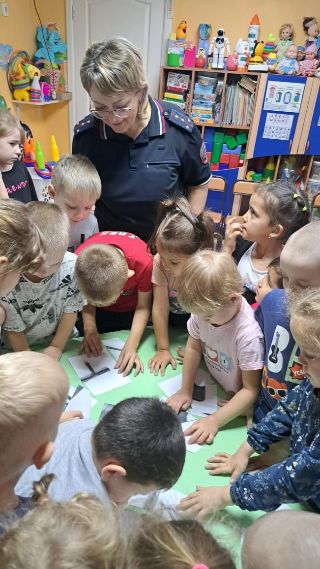 «Наш друг — полицейский»: инспекторы ПДН учат дошколят безопасности в Смидовичском районе «Наш друг — полицейский»: инспекторы ПДН учат дошколят безопасности в Смидовичском районе