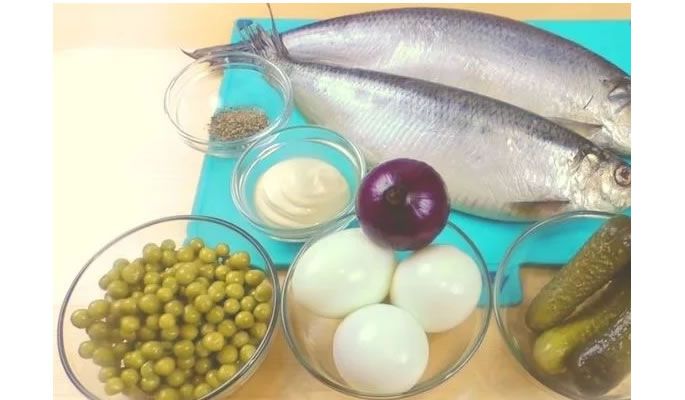 Сельдь с яйцом и горошком: какая закуска сможет удивить ваших гостей