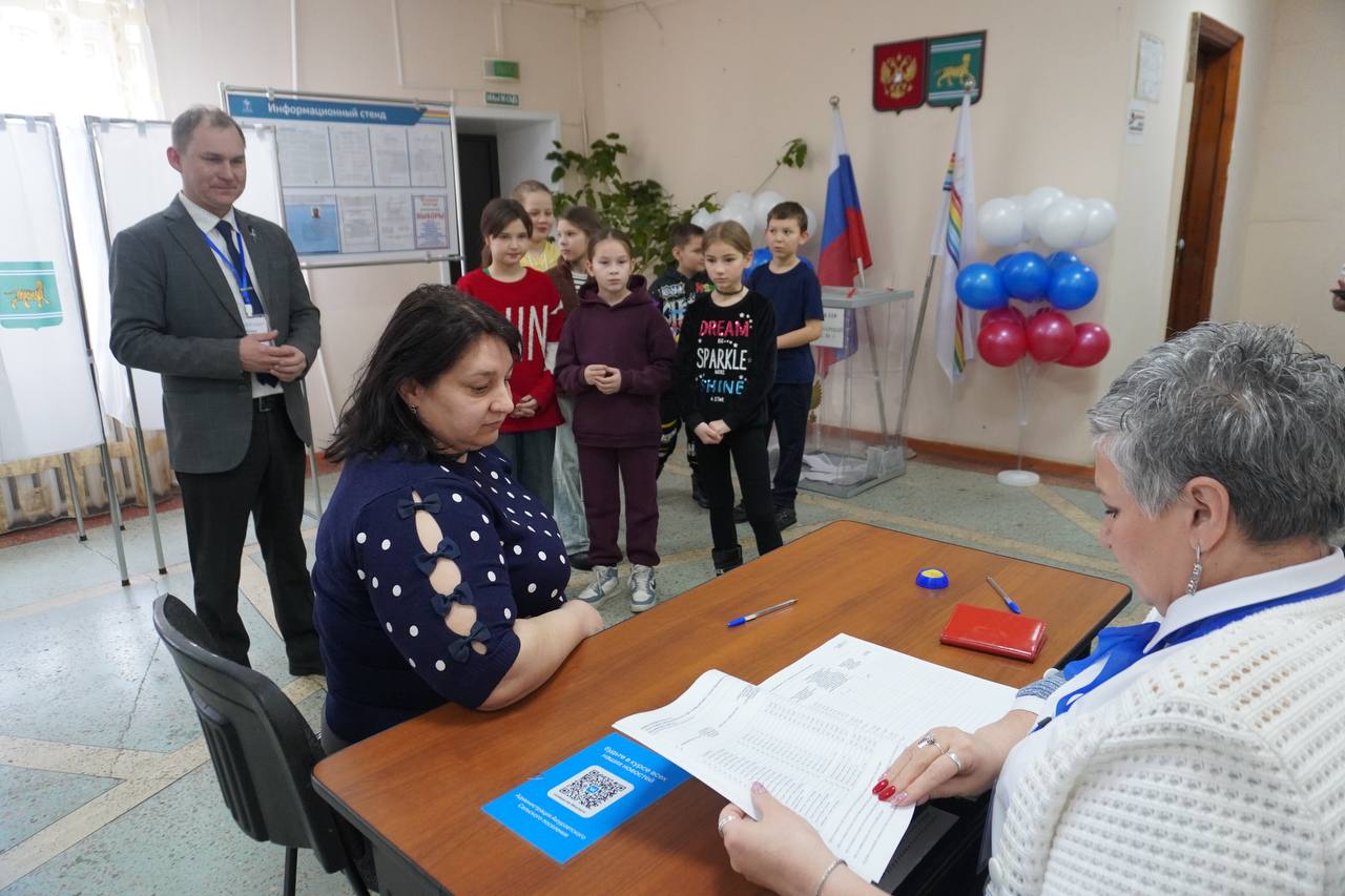 На избирательный участок №119 сегодня пришли не просто избиратели, а целый класс со своим классным руководителем! На избирательный участок №119 сегодня пришли не просто избиратели, а целый класс со своим классным руководителем!