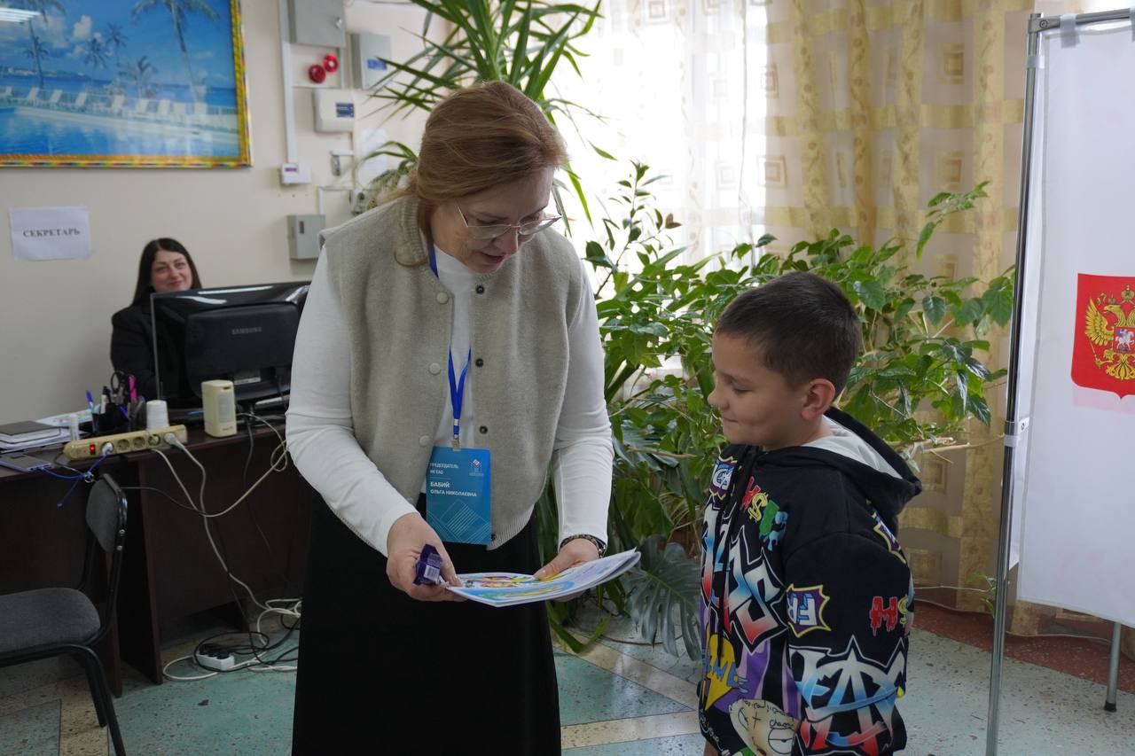 На избирательный участок №119 сегодня пришли не просто избиратели, а целый класс со своим классным руководителем! На избирательный участок №119 сегодня пришли не просто избиратели, а целый класс со своим классным руководителем!